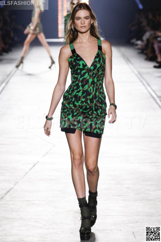 Versace SS 2016 MFW access to view full gallery. #Versace #MFW15