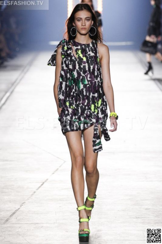 Versace SS 2016 MFW access to view full gallery. #Versace #MFW15 Versace SS 2016 MFW access to view full gallery. #Versace #MFW15