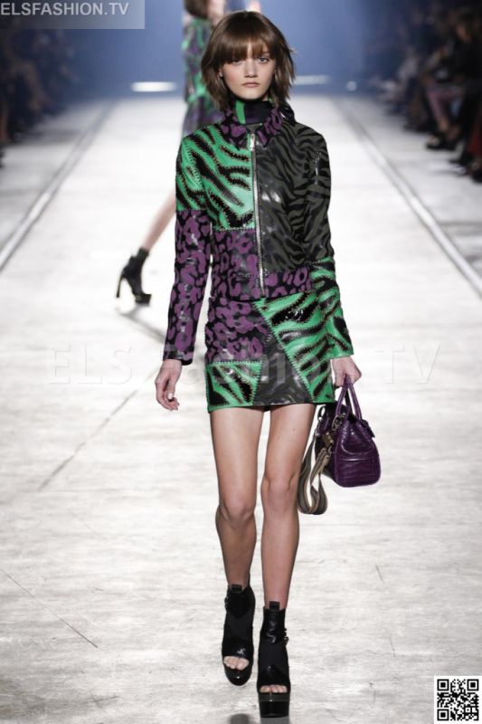 Versace SS 2016 MFW access to view full gallery. #Versace #MFW15