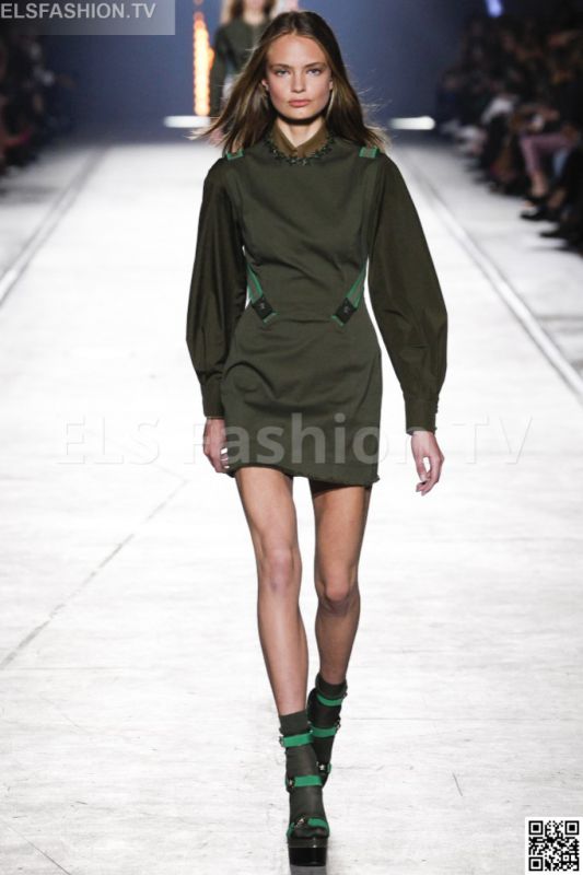 Versace SS 2016 MFW access to view full gallery. #Versace #MFW15 Versace SS 2016 MFW access to view full gallery. #Versace #MFW15