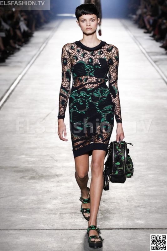 Versace SS 2016 MFW access to view full gallery. #Versace #MFW15