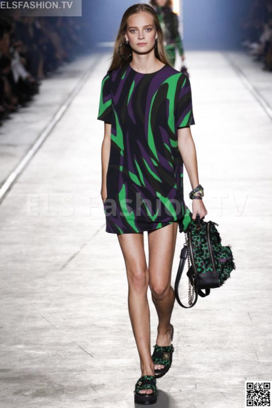 Versace SS 2016 MFW access to view full gallery. #Versace #MFW15