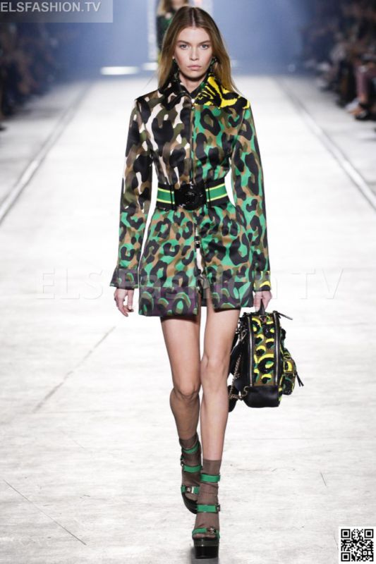 Versace SS 2016 MFW access to view full gallery. #Versace #MFW15