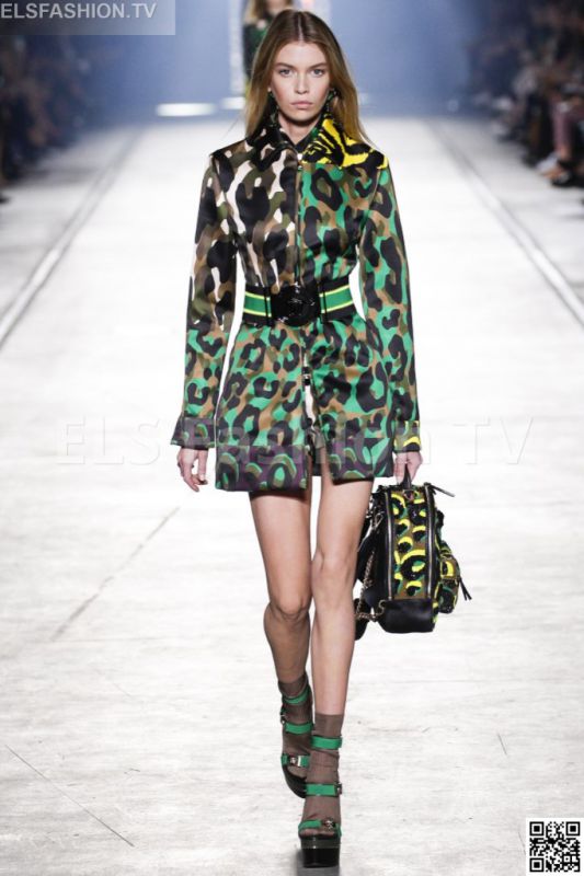 Versace SS 2016 MFW access to view full gallery. #Versace #MFW15 Versace SS 2016 MFW access to view full gallery. #Versace #MFW15