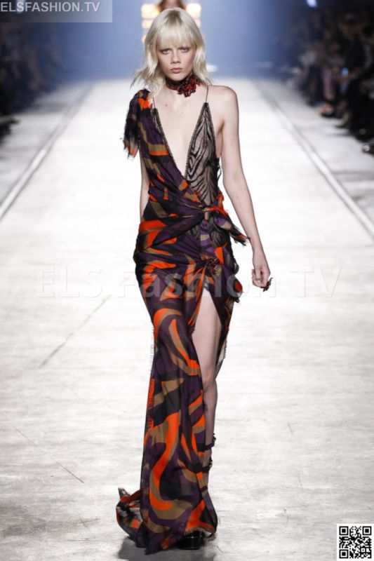 Versace SS 2016 MFW access to view full gallery. #Versace #MFW15