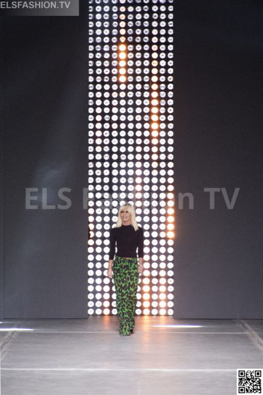 Versace SS 2016 MFW access to view full gallery. #Versace #MFW15 Versace SS 2016 MFW access to view full gallery. #Versace #MFW15
