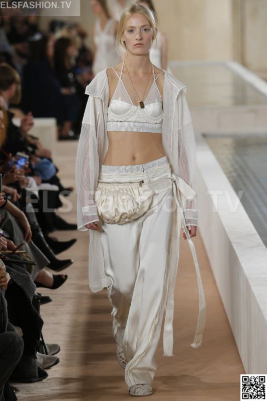 Balenciaga SS 2016 PFW access to view full gallery. #Balenciaga #PFW15 Balenciaga SS 2016 PFW access to view full gallery. #Balenciaga #PFW15