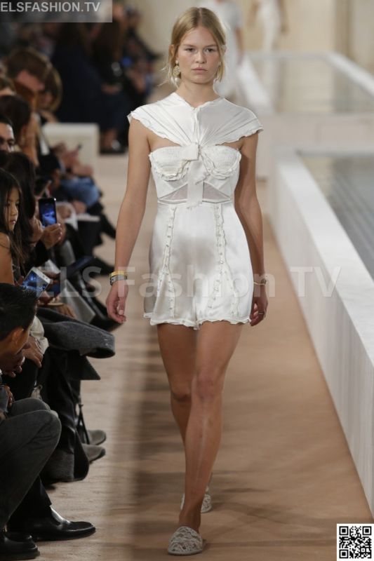 Balenciaga SS 2016 PFW access to view full gallery. #Balenciaga #PFW15 Balenciaga SS 2016 PFW access to view full gallery. #Balenciaga #PFW15