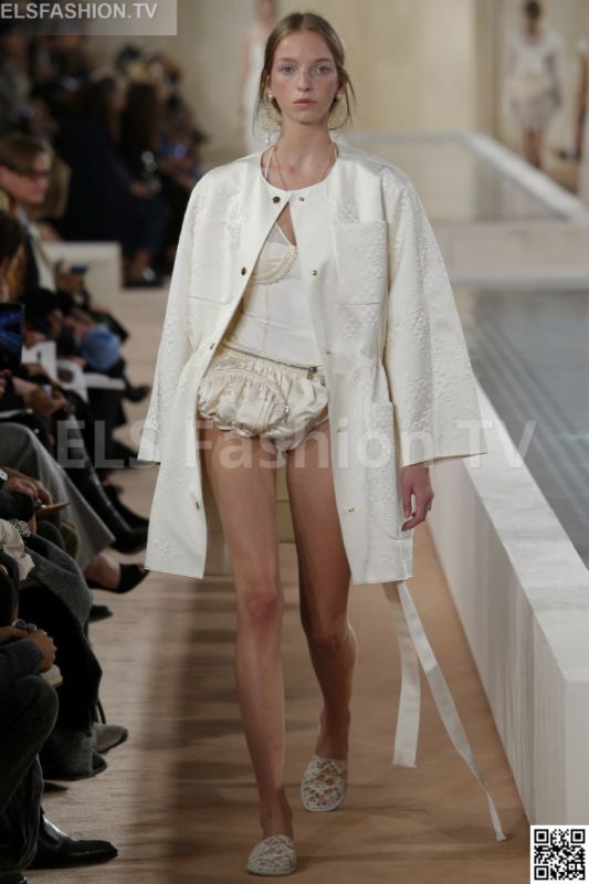 Balenciaga SS 2016 PFW access to view full gallery. #Balenciaga #PFW15 Balenciaga SS 2016 PFW access to view full gallery. #Balenciaga #PFW15