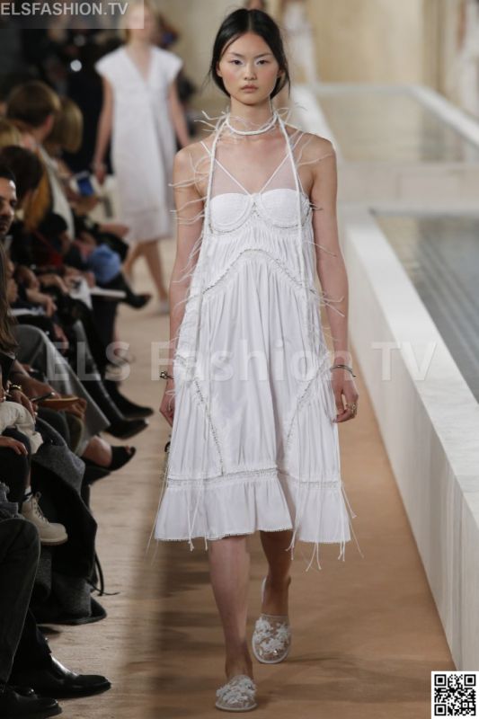 Balenciaga SS 2016 PFW access to view full gallery. #Balenciaga #PFW15 Balenciaga SS 2016 PFW access to view full gallery. #Balenciaga #PFW15