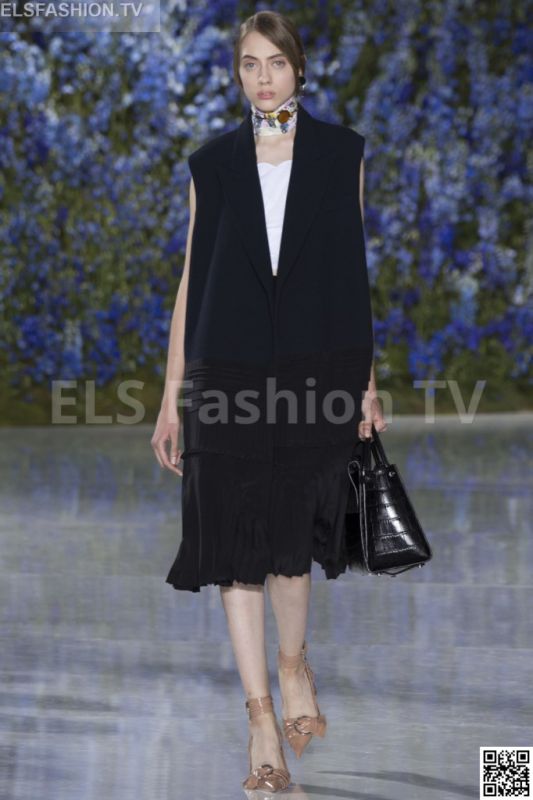 Christian Dior SS 2016 PFW access to view full gallery. #Christiandior #PFW15