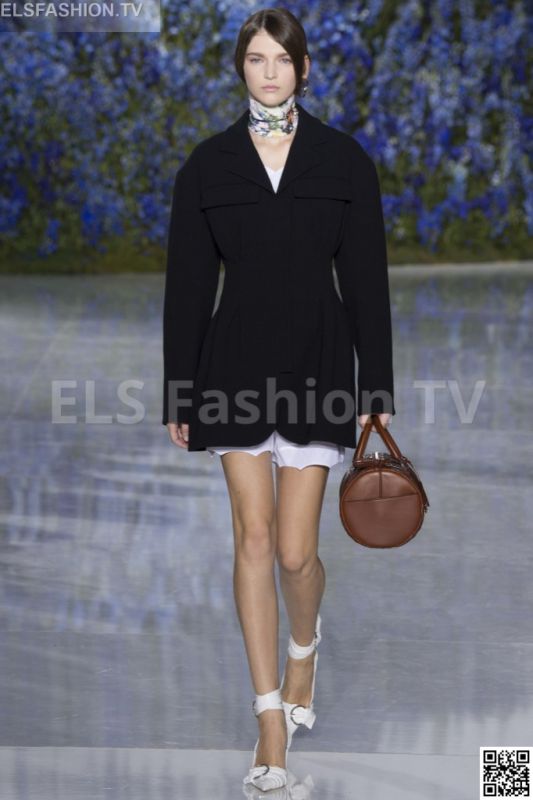 Christian Dior SS 2016 PFW access to view full gallery. #Christiandior #PFW15