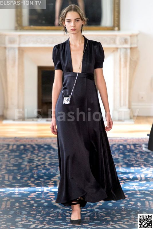 Valentino SS 2017 PFW access to view full gallery. #Valentino #PFW17